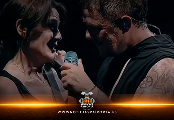 Alejandro Sanz y una afectada de Paiporta durante un momento emotivo en el escenario