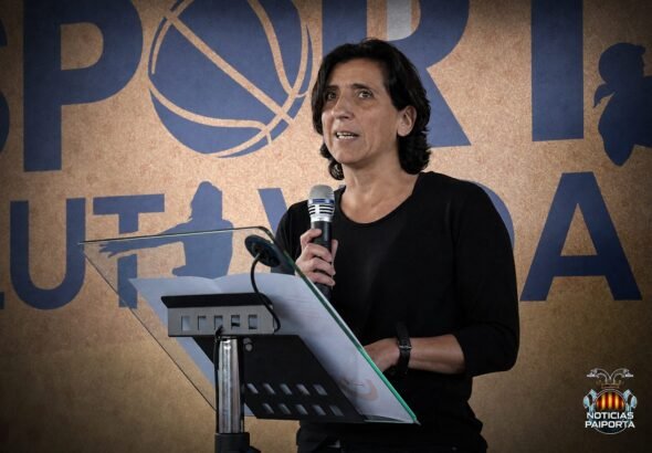 Marian Val, vicealcaldesa de Paiporta, interviene en un acto público