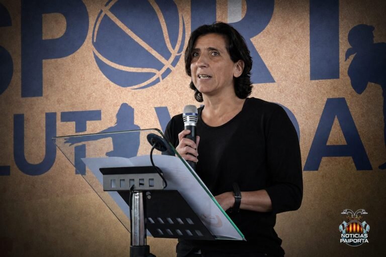 Marian Val, vicealcaldesa de Paiporta, interviene en un acto público
