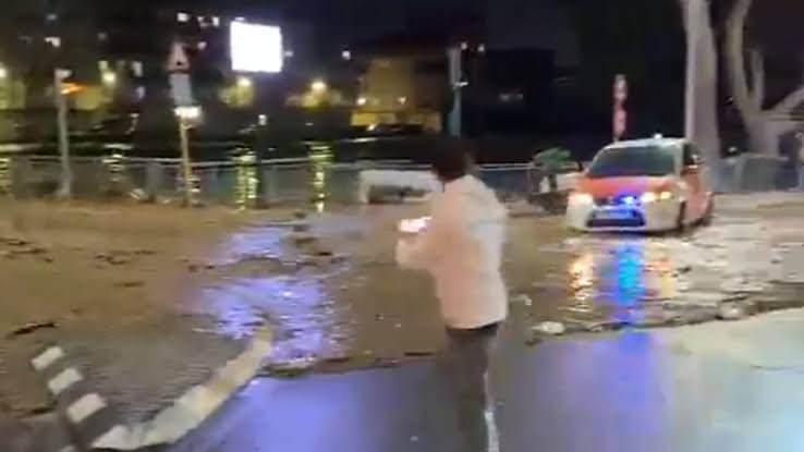 Calle inundada de noche con un vehículo de emergencias, en imagen de inundaciones en Paiporta