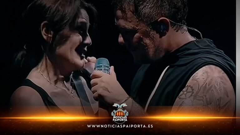Alejandro Sanz y una afectada de Paiporta durante un momento emotivo en el escenario
