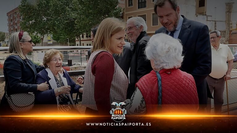 Óscar Puente y Pilar Bernabé en una visita de reconstrucción de pasarelas tras la DANA
