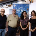 Cuatro personas posan junto al cartel del 10.º Festival de Narración Oral Paiporta Món de Contes en el Museu de la Rajoleria