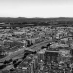 Vista aérea en blanco y negro de Paiporta junto al barranco, con el nuevo PATRICOVA y sus restricciones urbanísticas