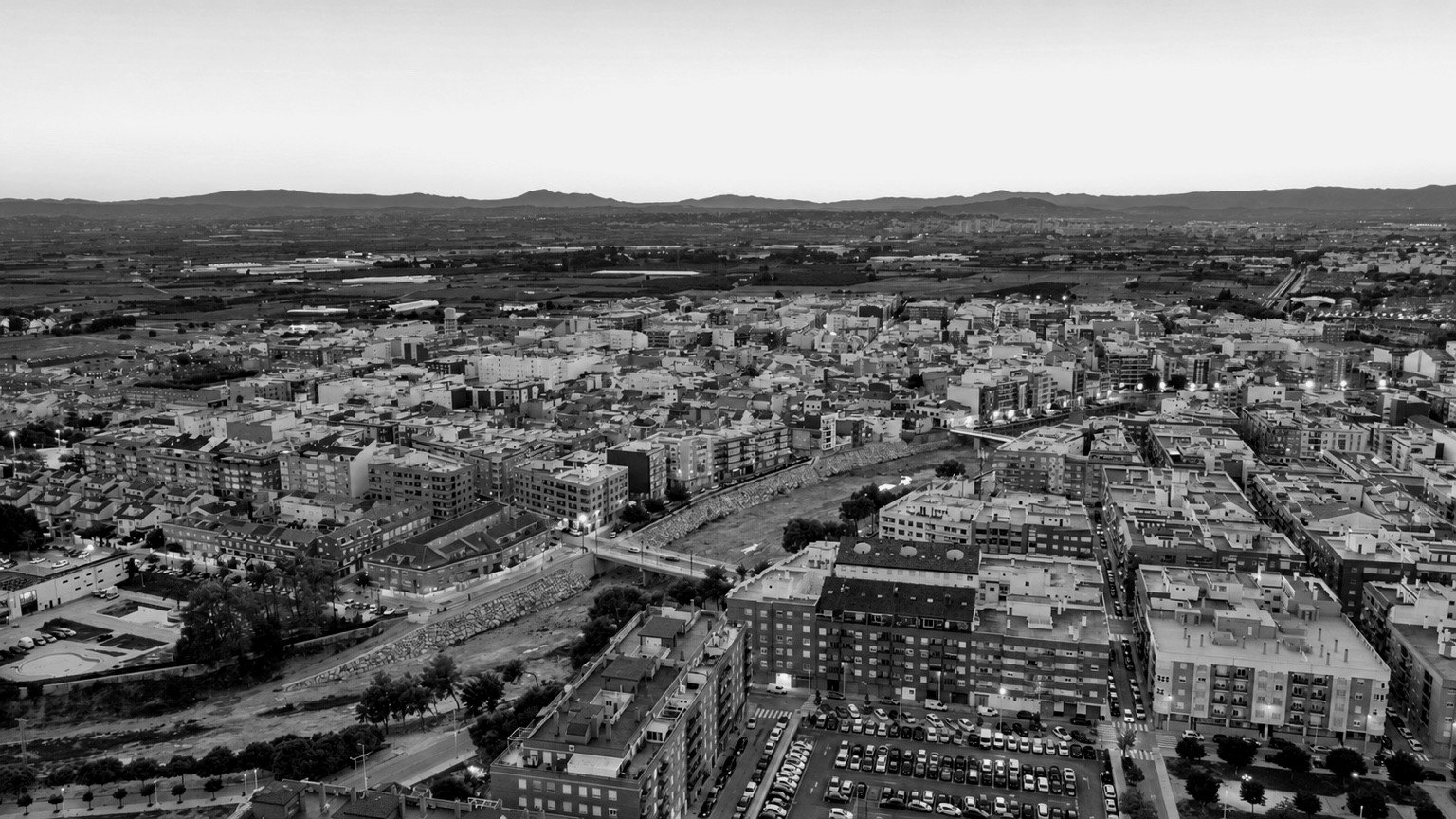 Vista aérea en blanco y negro de Paiporta junto al barranco, con el nuevo PATRICOVA y sus restricciones urbanísticas
