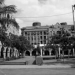Plaza porticada del centro de Paiporta en blanco y negro