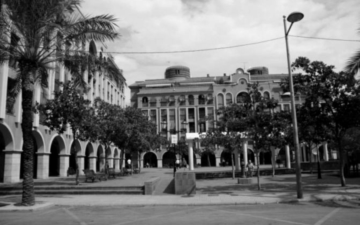 Plaza porticada del centro de Paiporta en blanco y negro